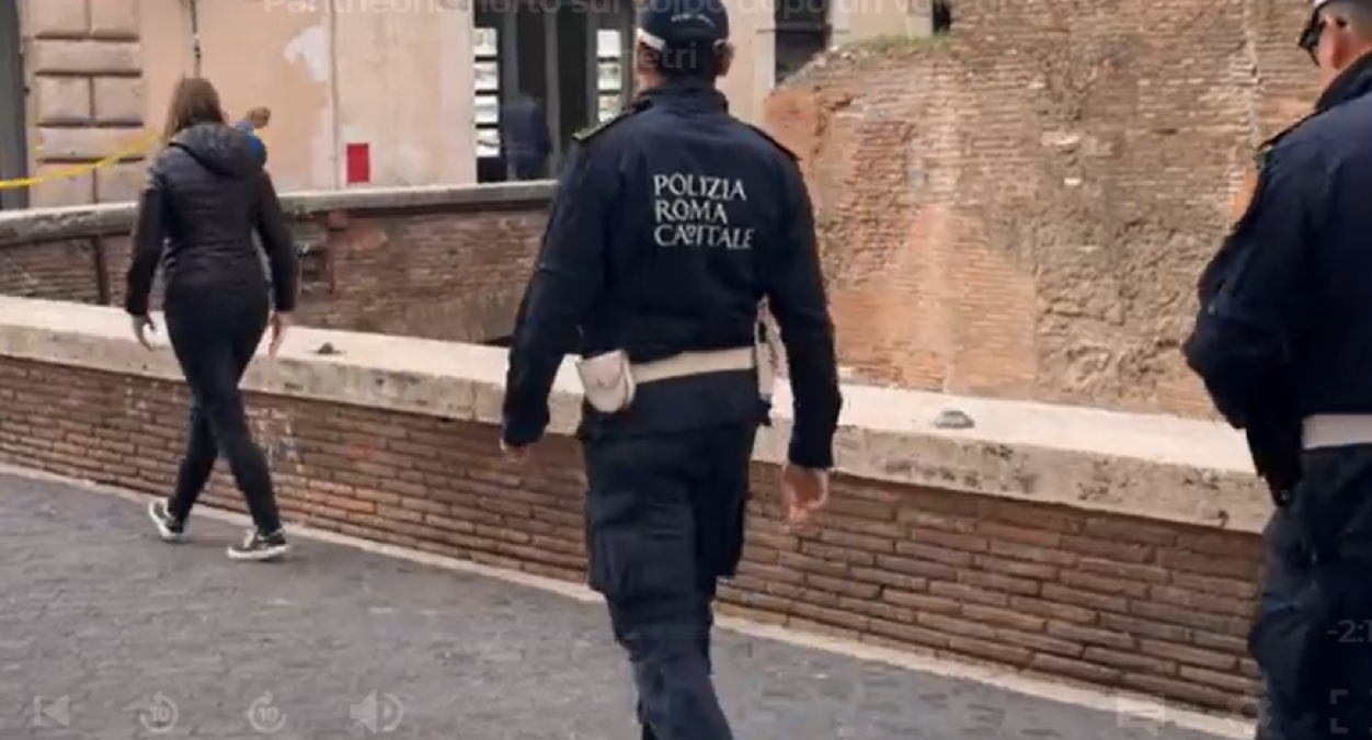 Tragedia al Pantheon: muore turista giapponese caduto dal muro perimetrale - © Rai