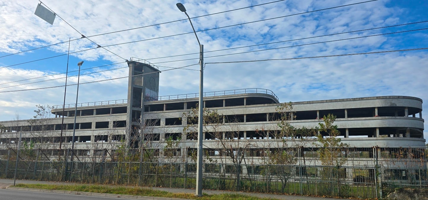 Rimini, tanto consumo di suolo ma mancano gli alloggi: "Abbattere gli alberghi dismessi" -