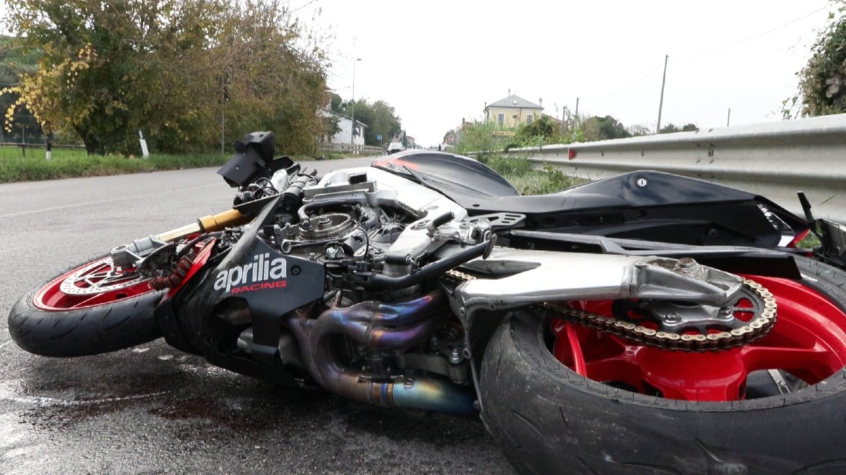 Schianto sulla Marecchiese a Rimini: motociclista vola per 30 metri, è gravissimo - Scontro fra auto e moto sulla Marecchiese