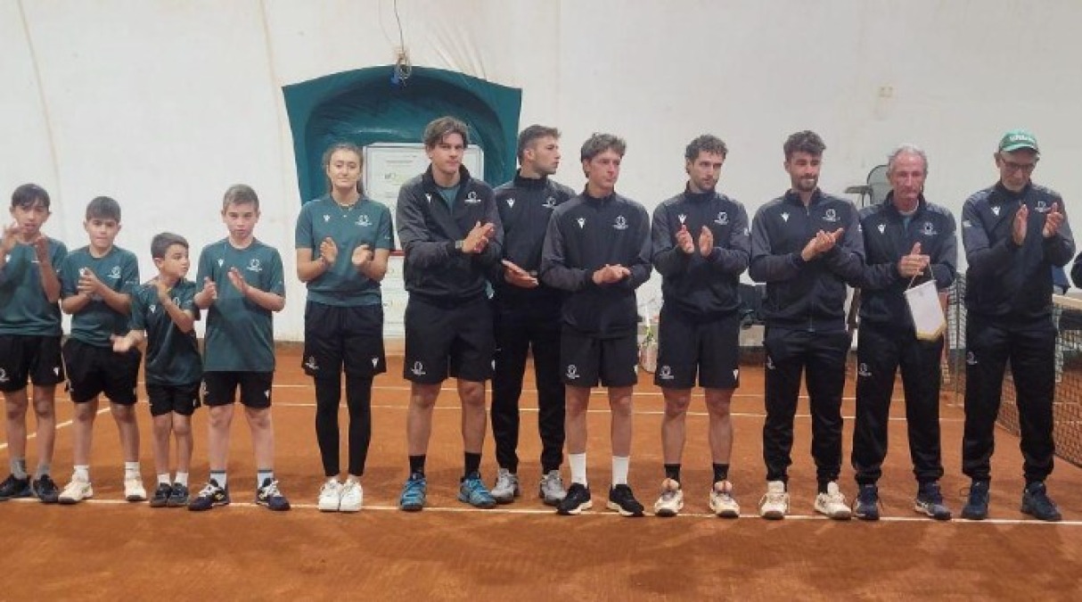 Il TC Viserba con una prova di orgoglio impatta 3-3 - La squadra del TC Viserba
