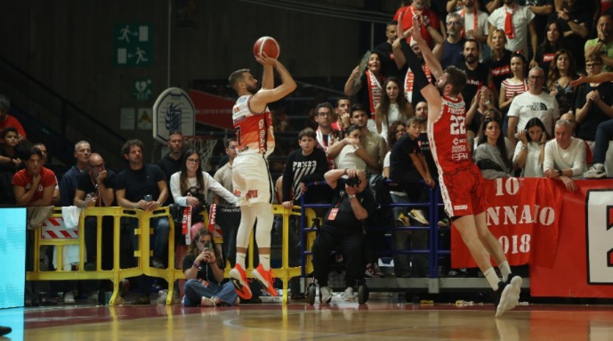 Basket A2, la Dole domina il derby con la Vuelle (86-65) - Foto Nicola De Luigi