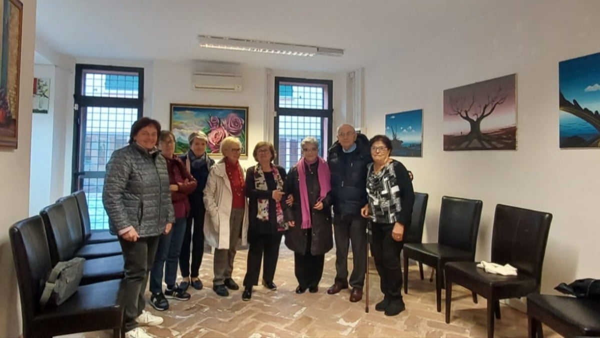 Si riunivano al freddo sotto il portico: Comune di Verucchio concede l'ex tabaccheria agli anziani del paese -