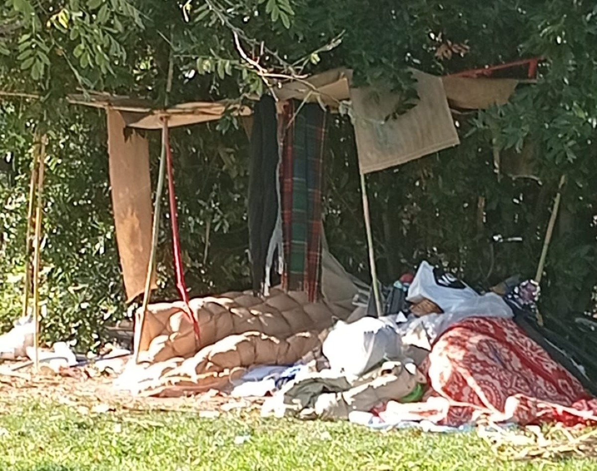 Segnalazione dal Parco Marecchia: accampamento nei pressi del ponte tra immondizia e degrado -