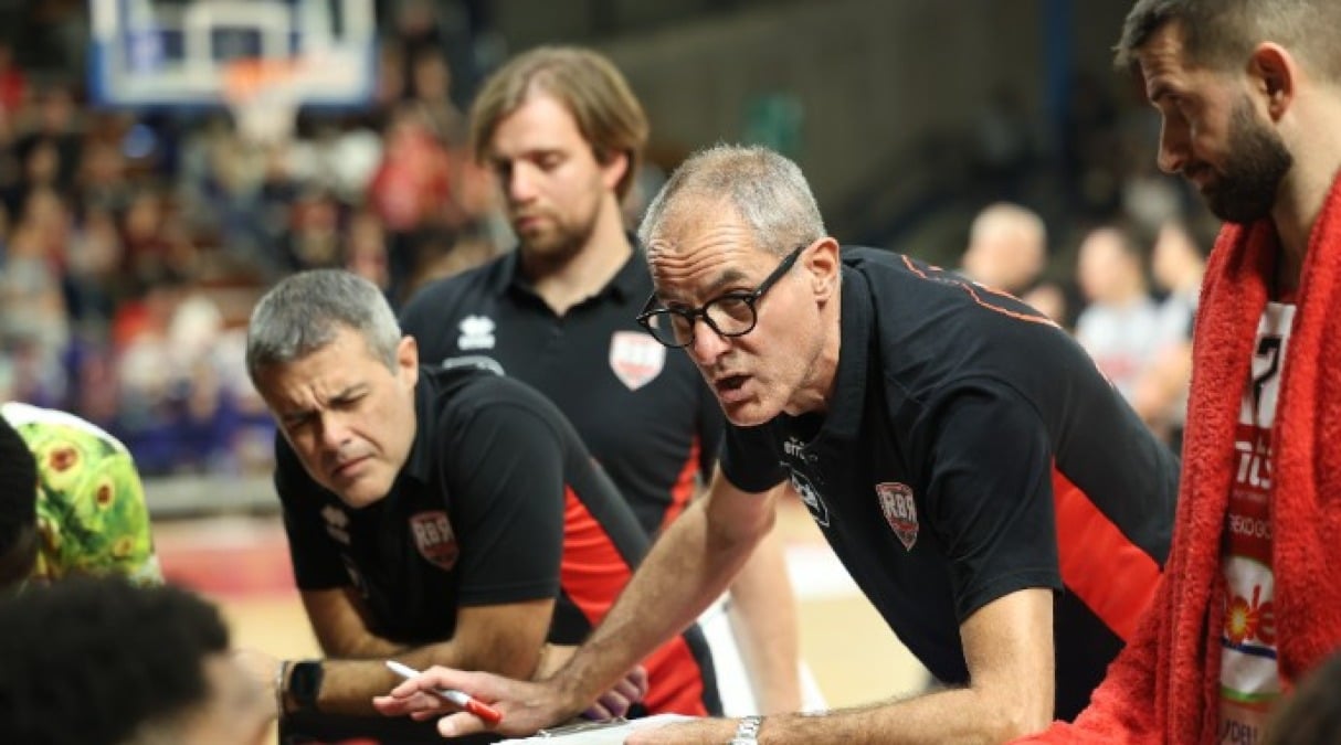 Basket A2: Camara super, Dole vincente su Roseto (85-78) - Un time out Dole (foto De Luiigi)