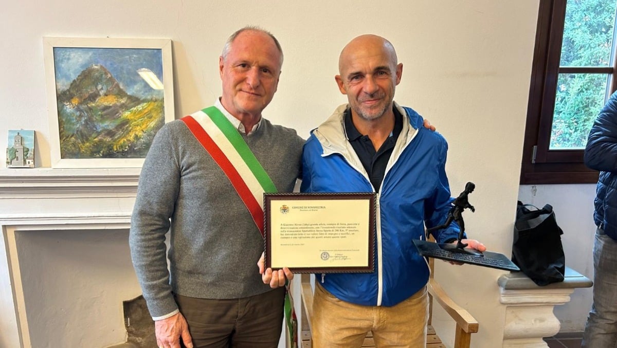 Novafeltria premia l'atleta di casa Jeky per l'impresa alla ultramaratona Atene-Sparta - Alessi con il sindaco Zanchini