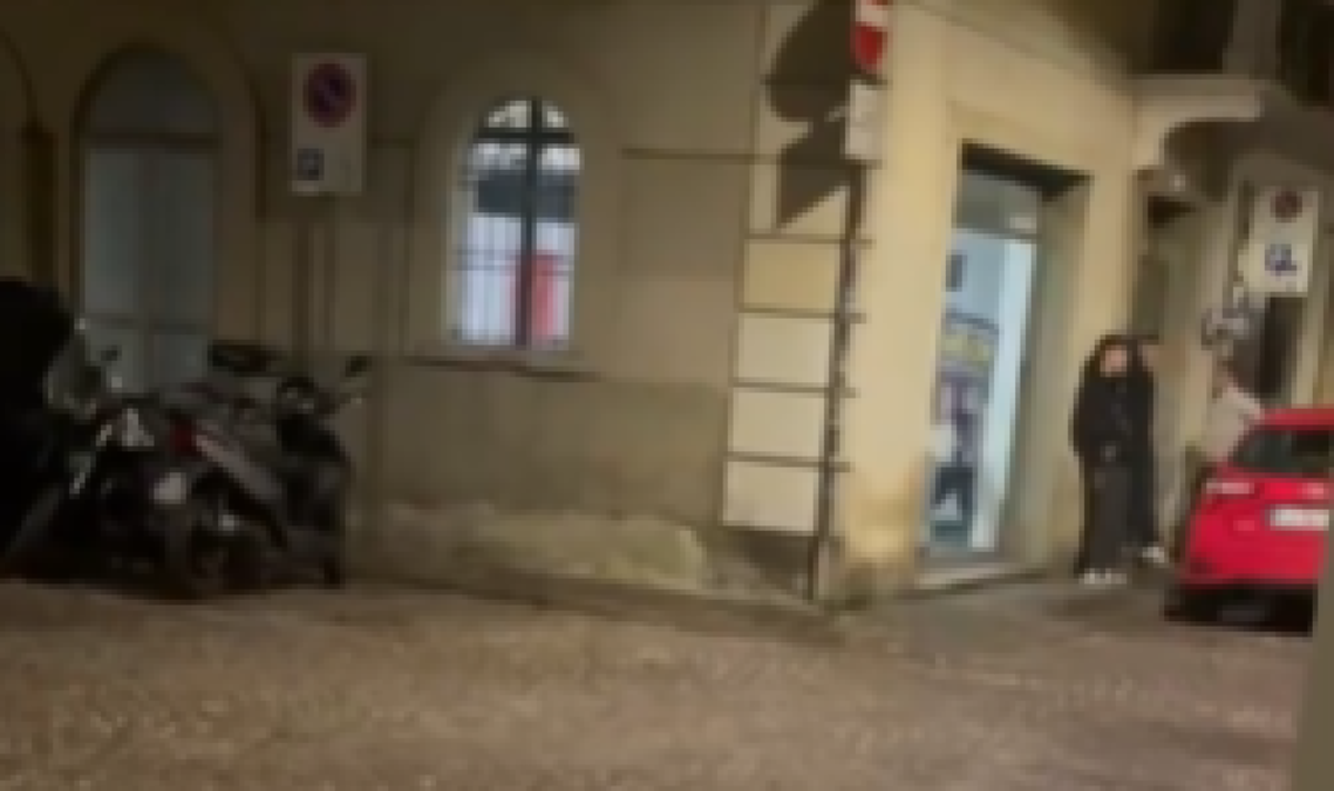 Cori fascisti nella sede di Fratelli d’Italia a Parma: video virale, sede commissariata - © dal video