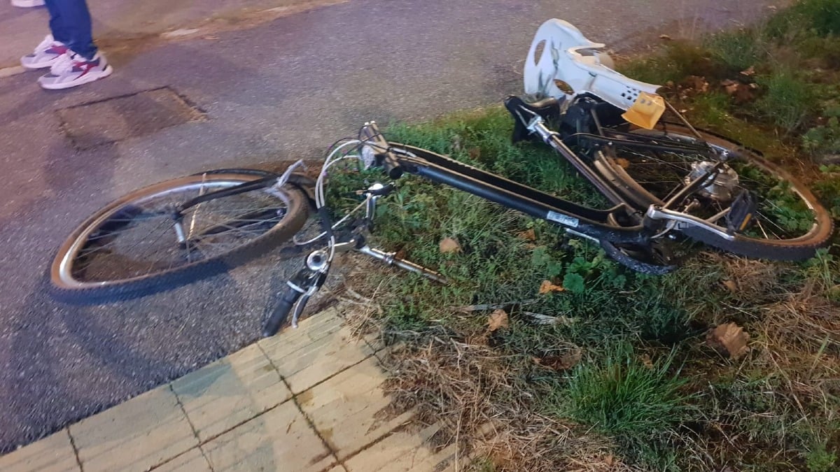 Scontro violento: padre e figlio in bici investiti da un'auto - La bici dopo l'impatto con la vettura