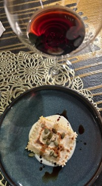 Piatto: Tortello alla lastra, zucca, patate e guanciale con crema al pecorino di fossa