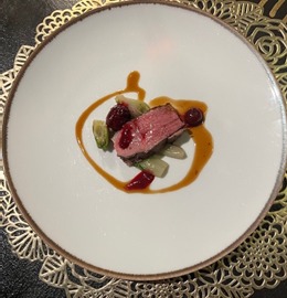 Petto di anatra al pepe,  puntarelle e frutti di bosco