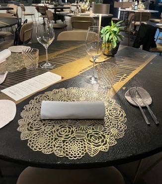 Uno scorcio della  tavola apparecchiata del ristorante Quartopiano