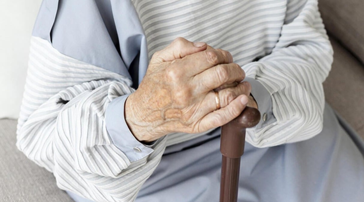 Alzheimer, a Rimini una rete di sostegno diffusa: oltre 1300 persone e famiglie accompagnate nel 2024 - Anziano PH REPERTORIO