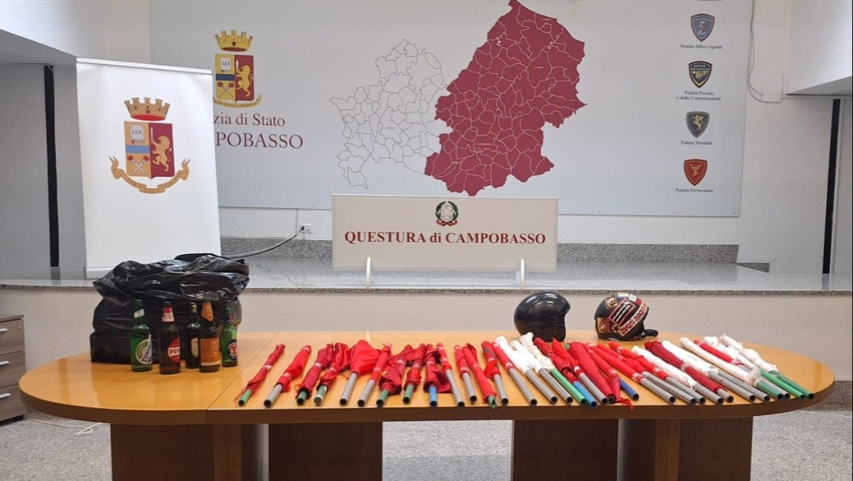Sequestri ai tifosi dopo Campobasso - Rimini, la Curva Est: "Caso montato: erano bandiere e bottiglie" - Il materiale sequestrato ai tifosi biancorossi