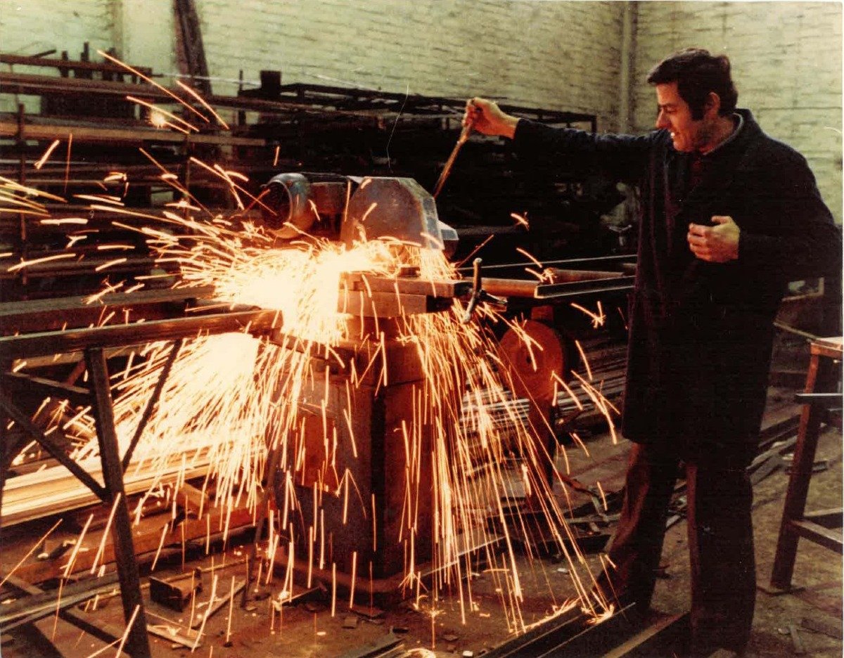 Tre generazioni: 65 anni di ferro e cuore, la ditta Mancini Guido entra nella storia di Rimini - Un immagine storica di Guido in Officina