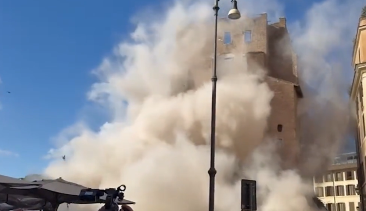 Crolla parte della Torre dei Conti a Roma: feriti e dispersi durante le operazioni di soccorso - © Ansa