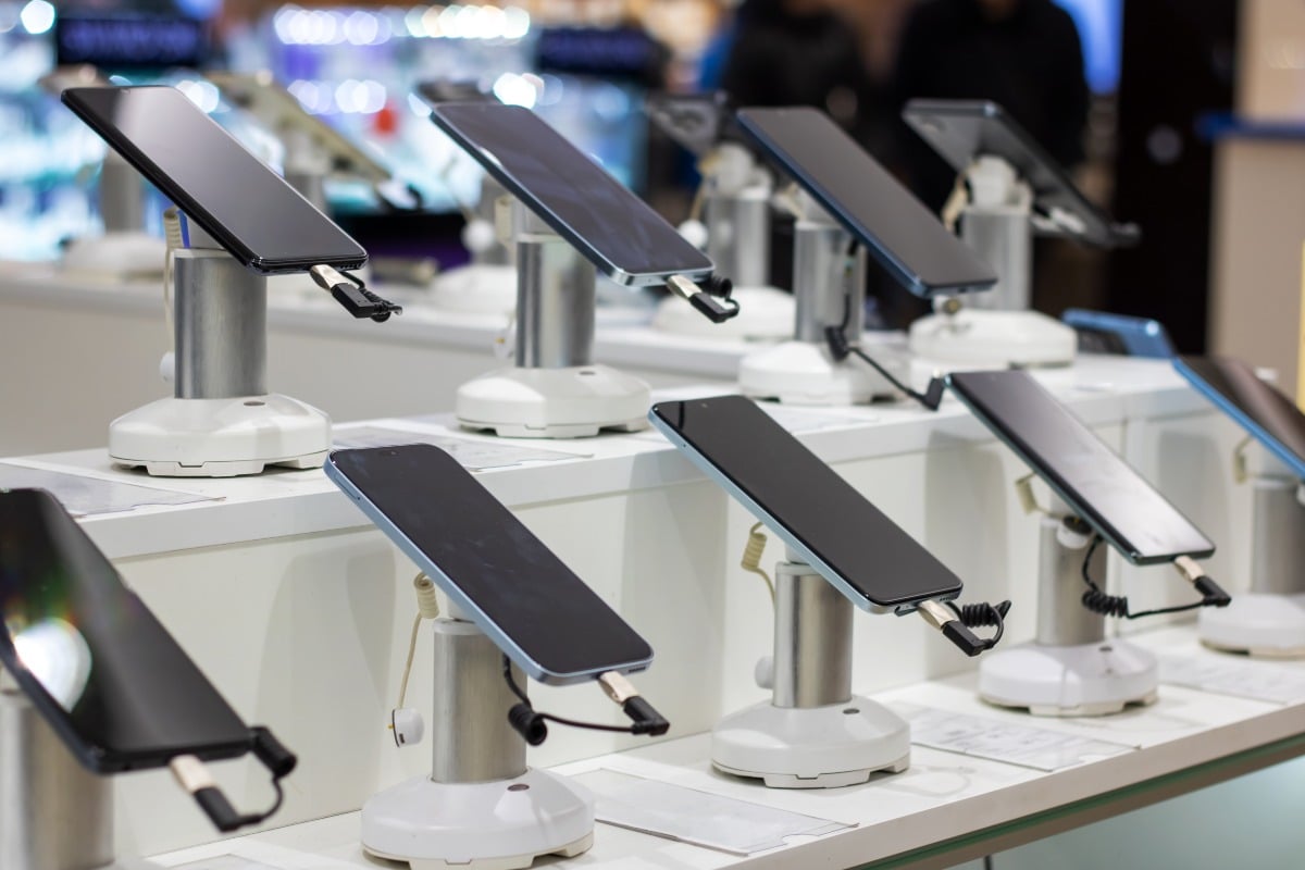 Spaccata notturna al negozio Tim di Marina Centro: bottino da 15mila euro - Archivio