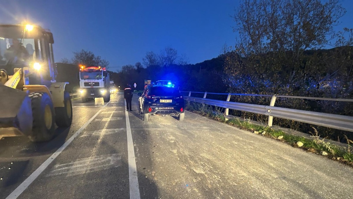 Marecchiese, camion perde il carico durante l'orario di punta: traffico paralizzato - 