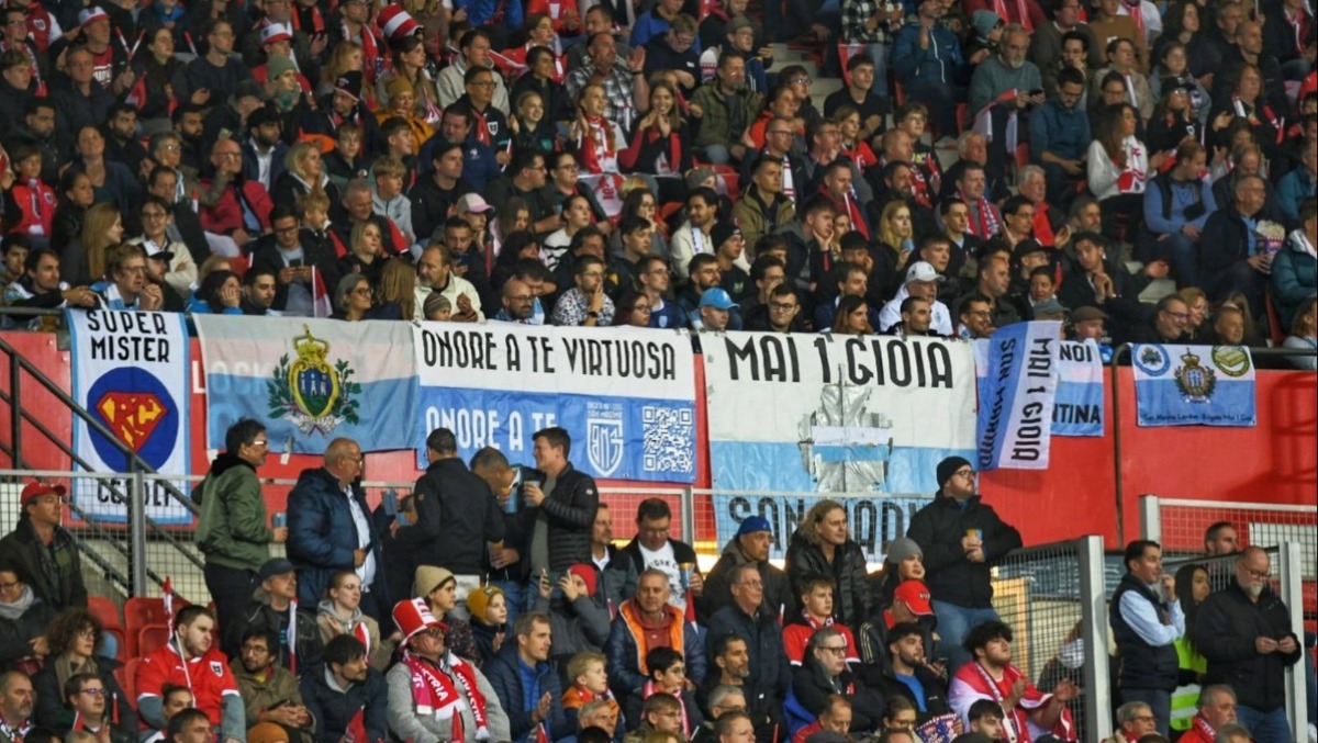 Mai una gioia, ma sempre presenti: gli ultrà della nazionale sammarinese non saltano una partita - Tifosi sammarinesi a Vienna