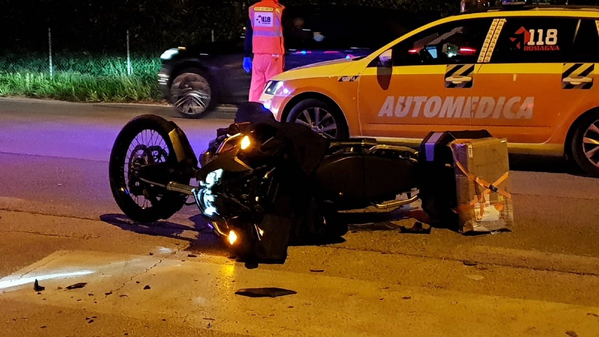 Rimini, motociclista ferito nello scontro con un'auto: l'incidente in via Coriano - 