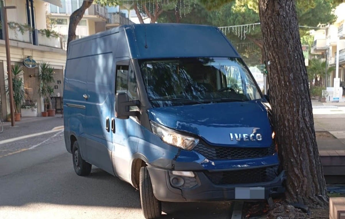 Riccione: cerca di rubare un furgone in pieno giorno e si schianta contro un albero - 