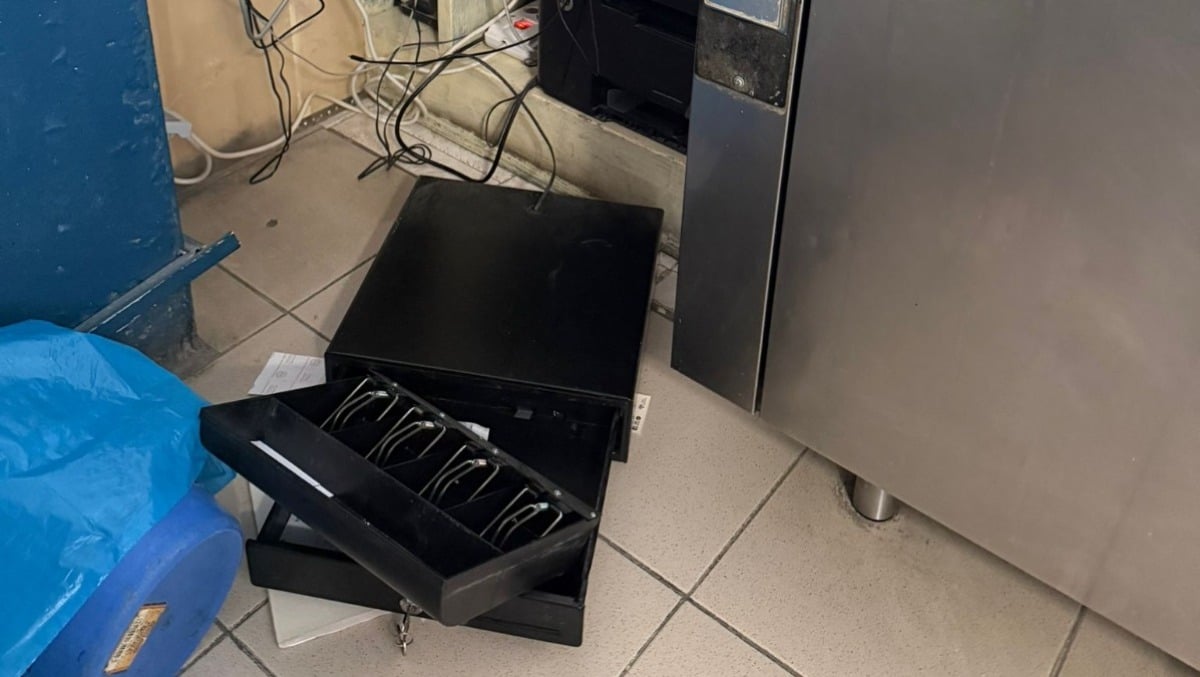 Rimini, ladri scatenati: portano via liquori e mozzarelle dalla pizzeria - La cassa rovesciata 