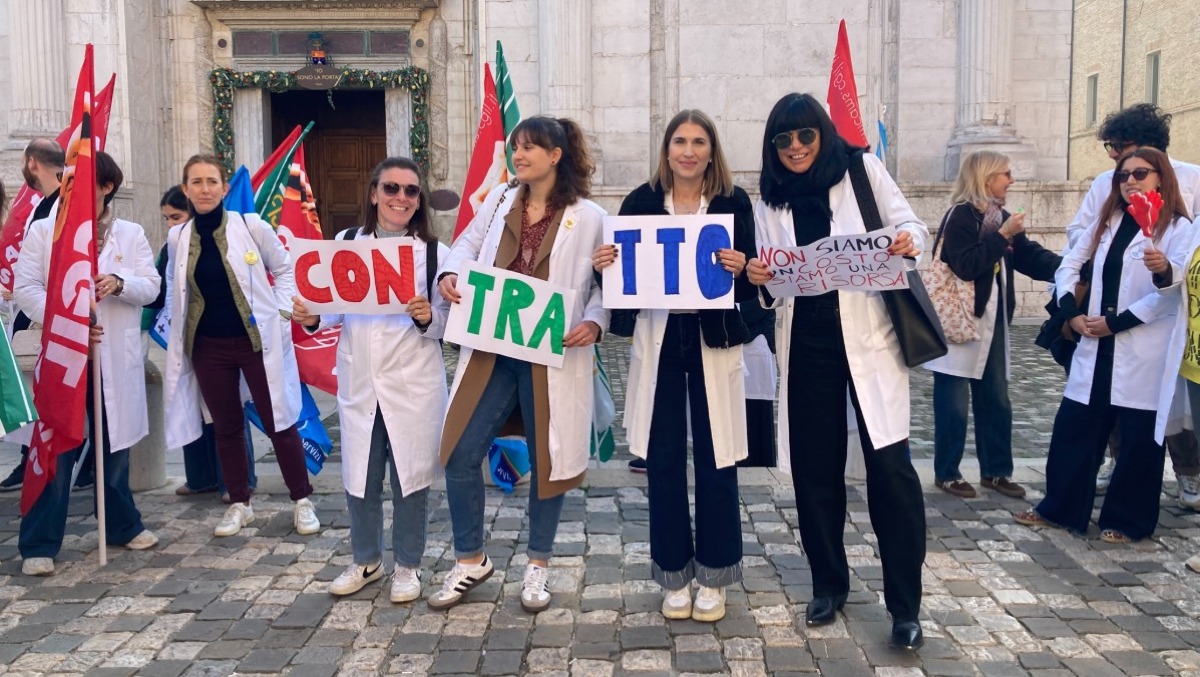 Farmacisti scendono in piazza a Rimini per il rinnovo del contratto: alta adesione allo sciopero - 