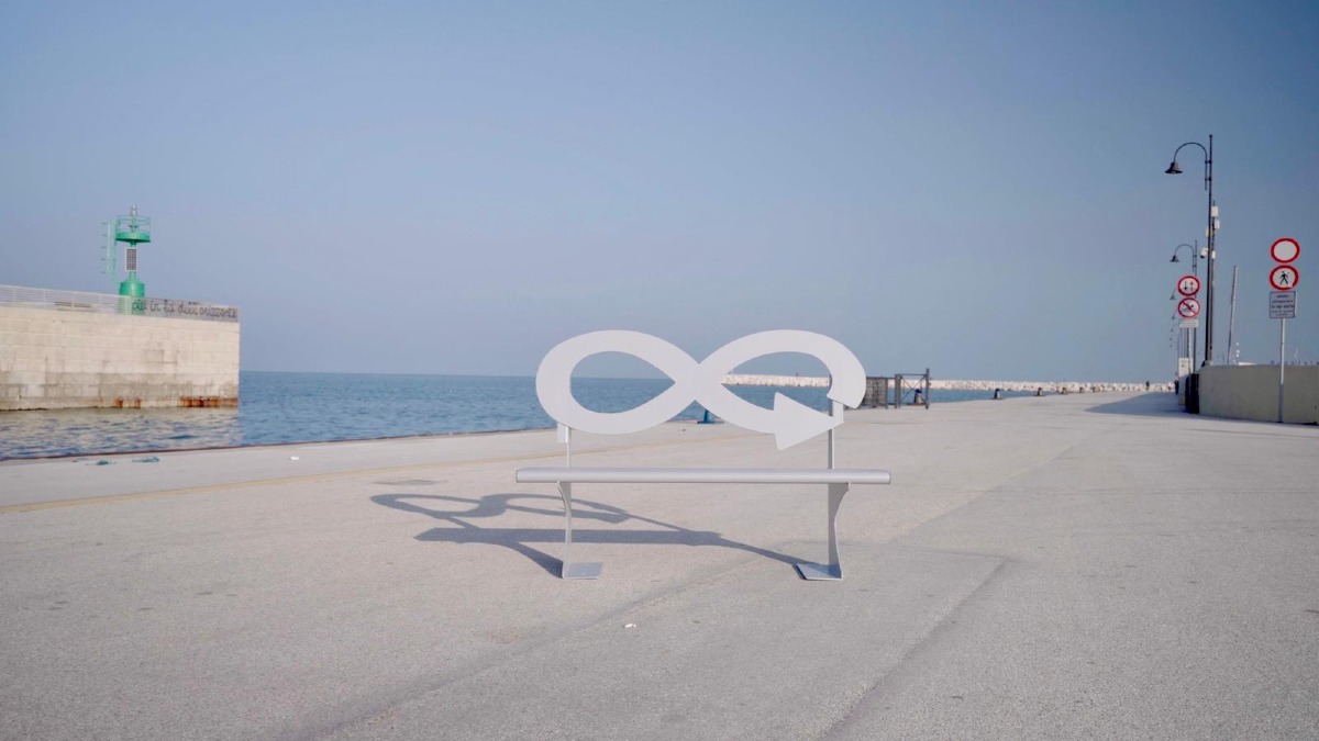 Rimini, una panchina in piazzale Boscovich per raccontare il valore del riciclo - 