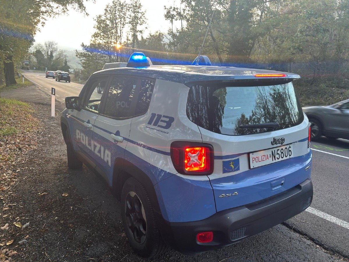 Tampona auto e scappa: incidente alle porte di Novafeltria, traffico rallentato - La Polizia Stradale sul luogo del sinistro