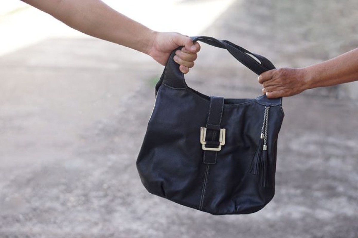 Furto in piazza Cavour: le rubano la borsa mentre è seduta al tavolino all'aperto di un bar - Furto borsa, scippo REPERTORIO