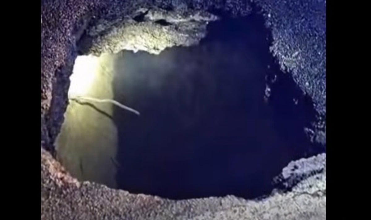 Enorme voragine di 3 metri si apre sulla strada, paura a Ponte Verucchio - Screen da video su Facebook