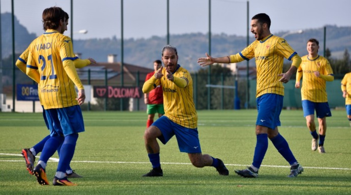 Calcio RSM, le leader Virtus e Tre Fiori vincenti - L'esultanza di Prandelli (foto FSGC/Onofri)
