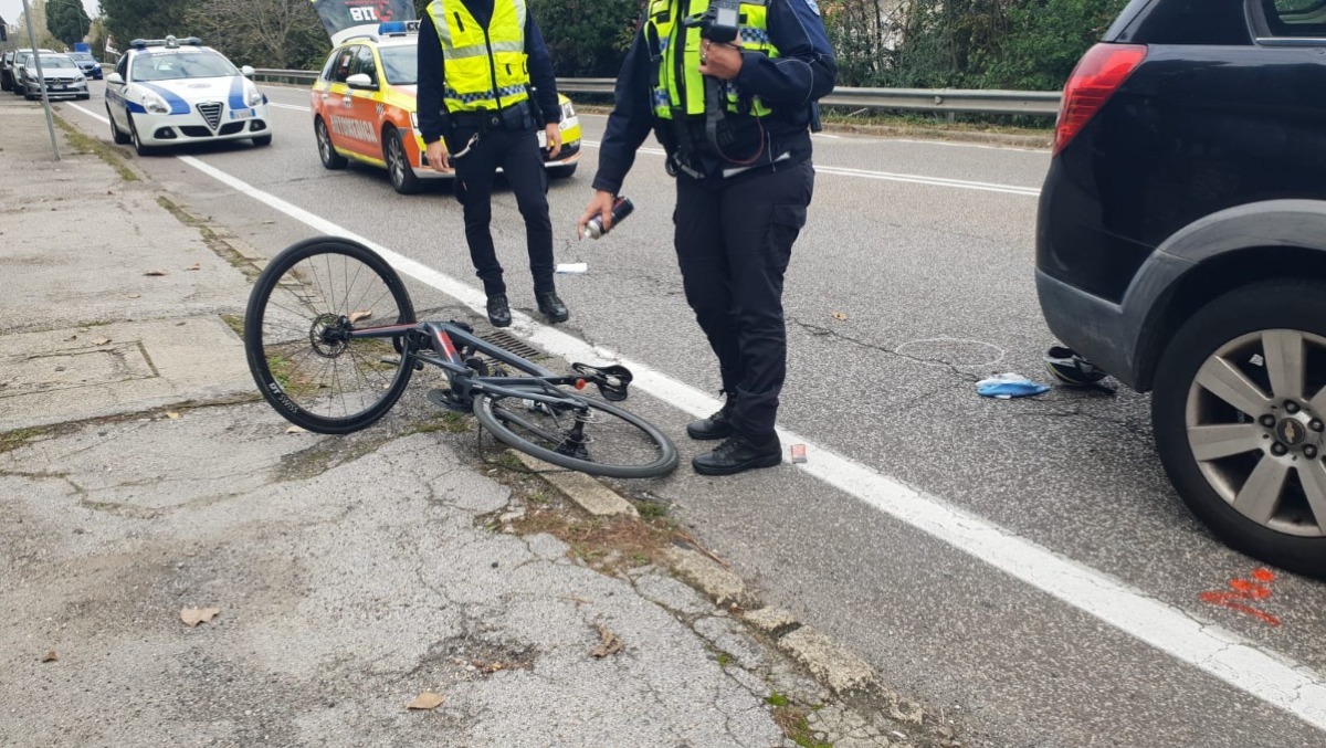 15enne in bici si scontra con un'auto all'altezza del Cimitero greco: interviene l'eliambulanza - www.altarimini.it RIPRODUZIONE RISERVATA