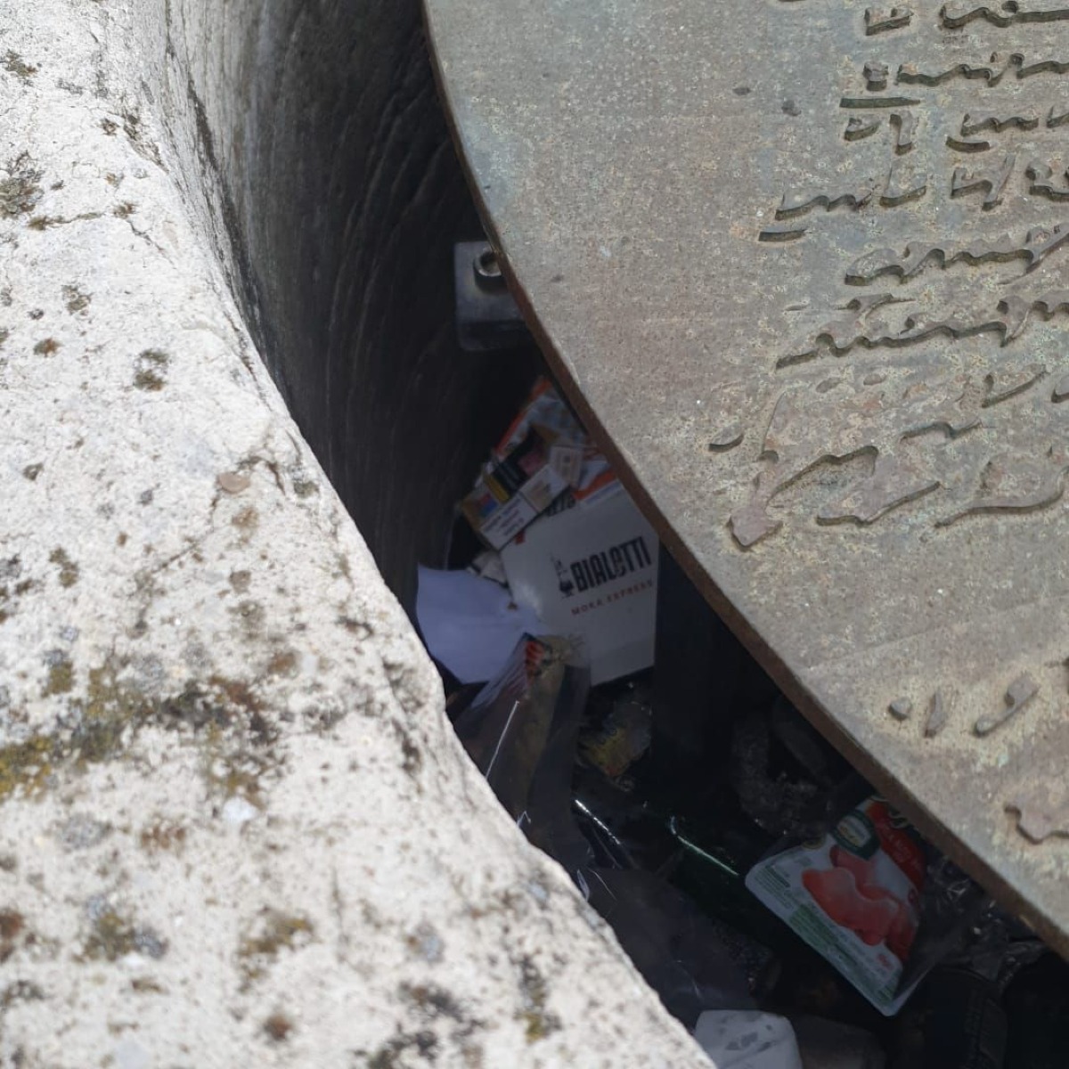 Da  pozzo “Memoria dell’acqua” a cestino dei rifiuti. La segnalazione - 