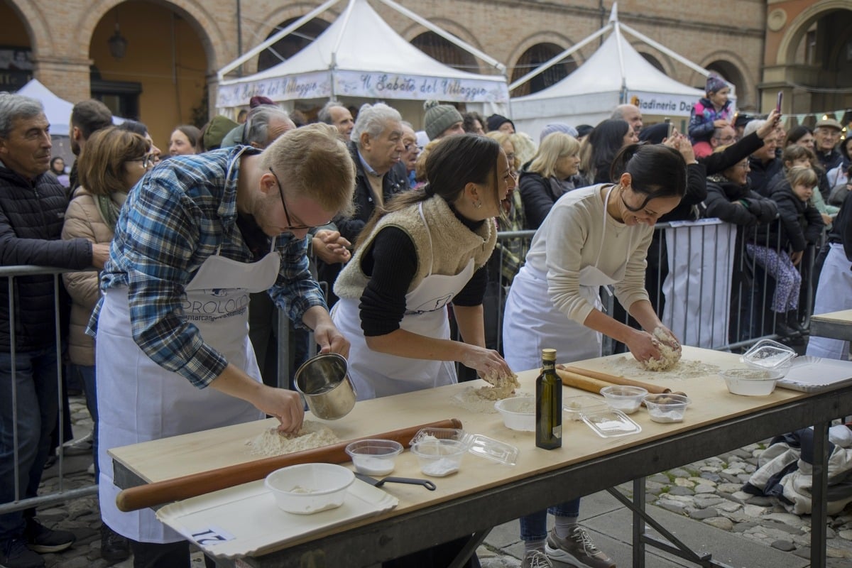 Santarcangelo, migliaia di visitatori alla Fiera di San Martino: folla, gastronomia e folklore nel borgo - 