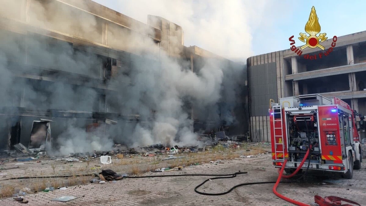 Incendio all’alba a Roma: fiamme in un palazzo occupato, un ferito grave - 