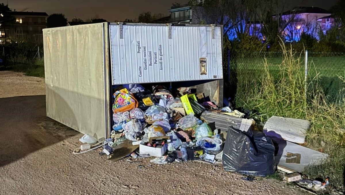 Rimini, parcheggio usato come area di bivacco: camper, roulotte e rifiuti accatastati. Scatta lo sgombero - 