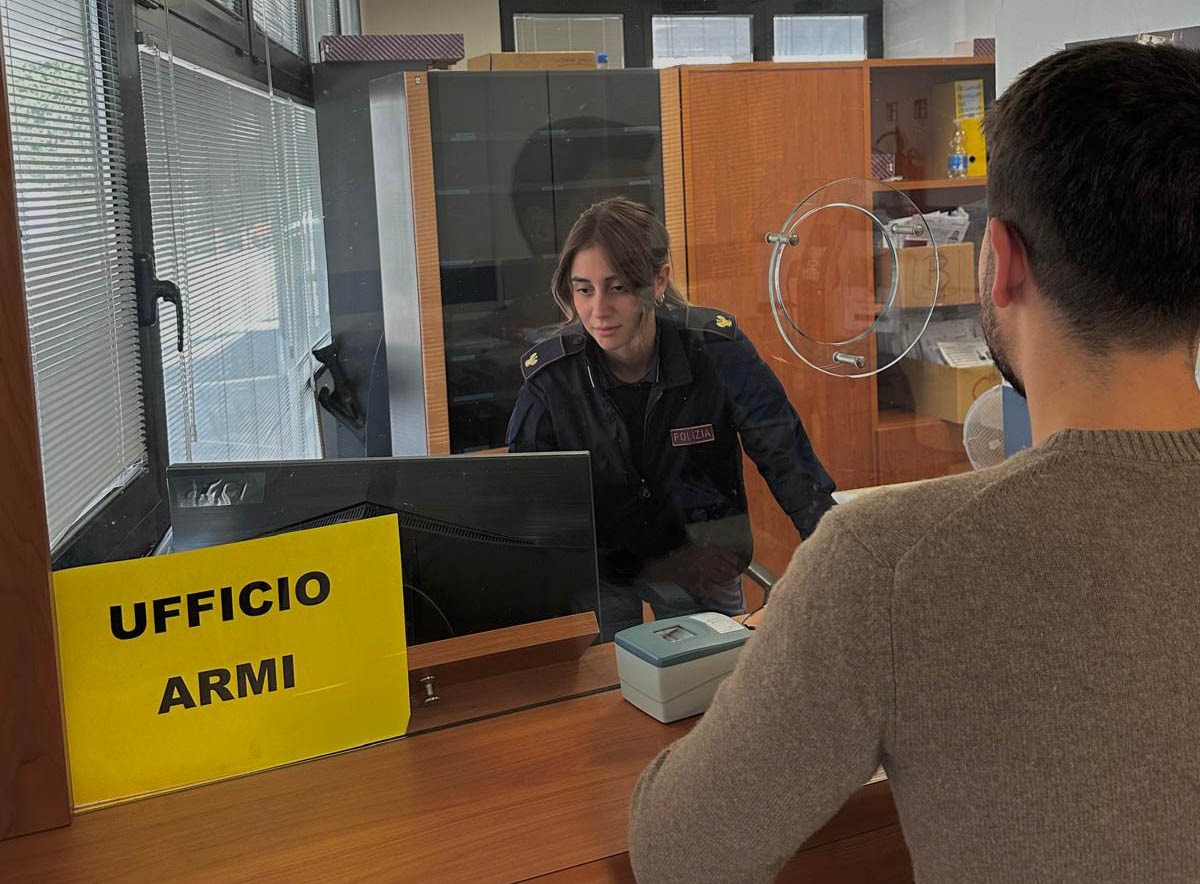 Possesso di armi, la Polizia intensifica i controlli a Rimini: scattano diffide e divieti - 