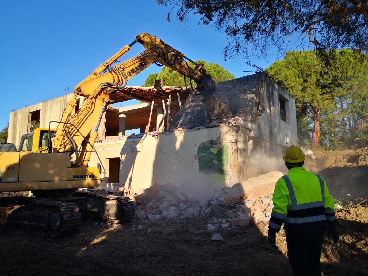 Rimini, al via demolizione dei fabbricati abusivi in via San Lorenzo in Correggiano - Demolizione fabbricati abusivi Rimini San Lorenzo in Correggiano