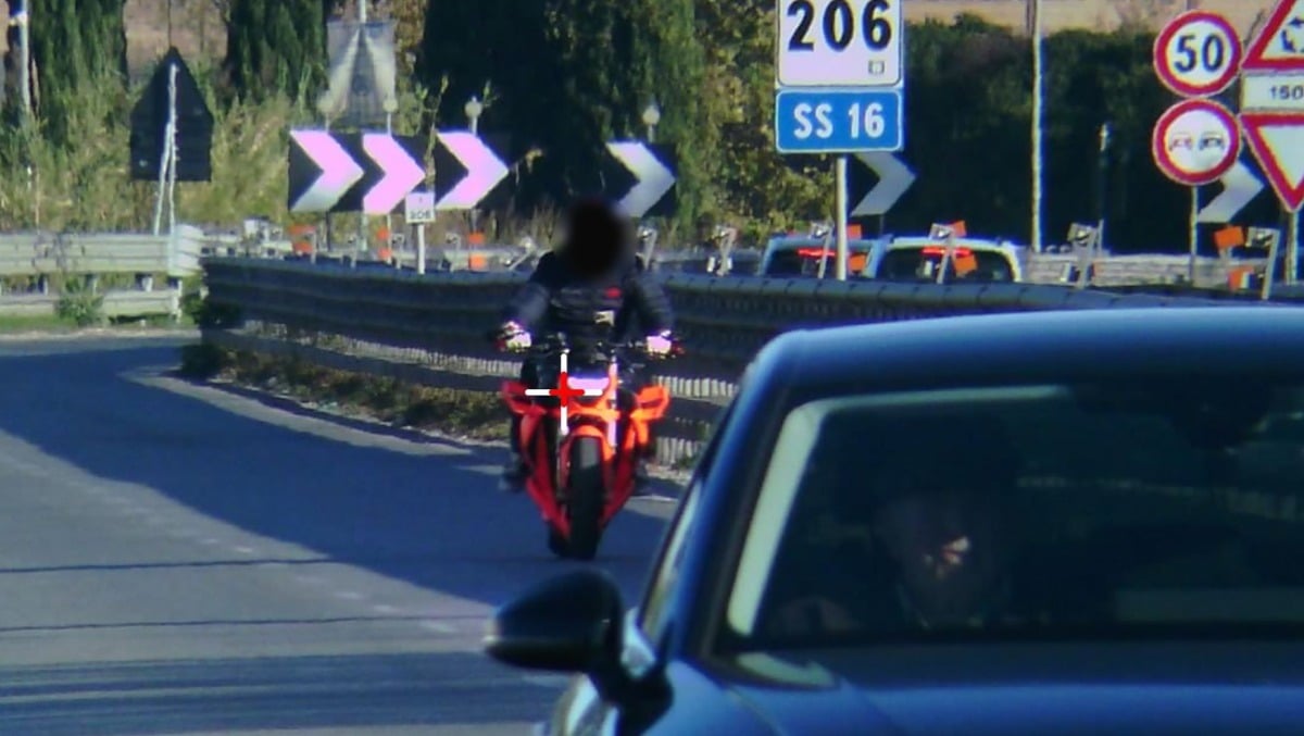 Quasi 100 km orari sopra il limite: la Statale 16 come un circuito, motociclista sanzionato - 