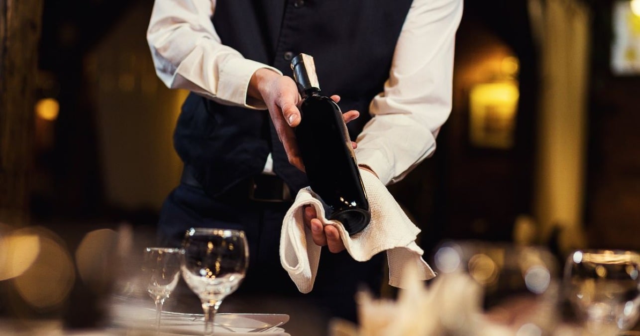 Sei chef e sei produttori di olio e vino delle colline riminesi insieme per un evento di solidarietà - Cameriere REPERTORIO