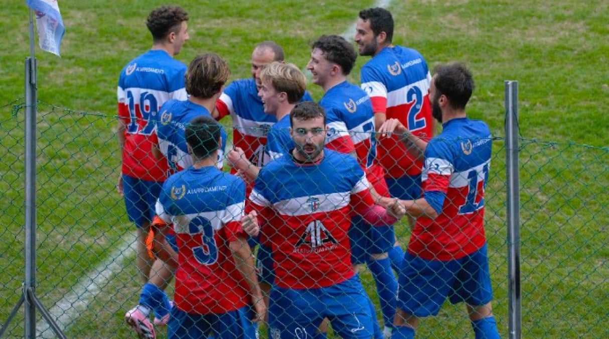 Calcio Promozione, il Gabicce Gradara nella tana del San Costanzo - L'esultanza di Zagaglia e del Gabicce Gradara dopo un gol 