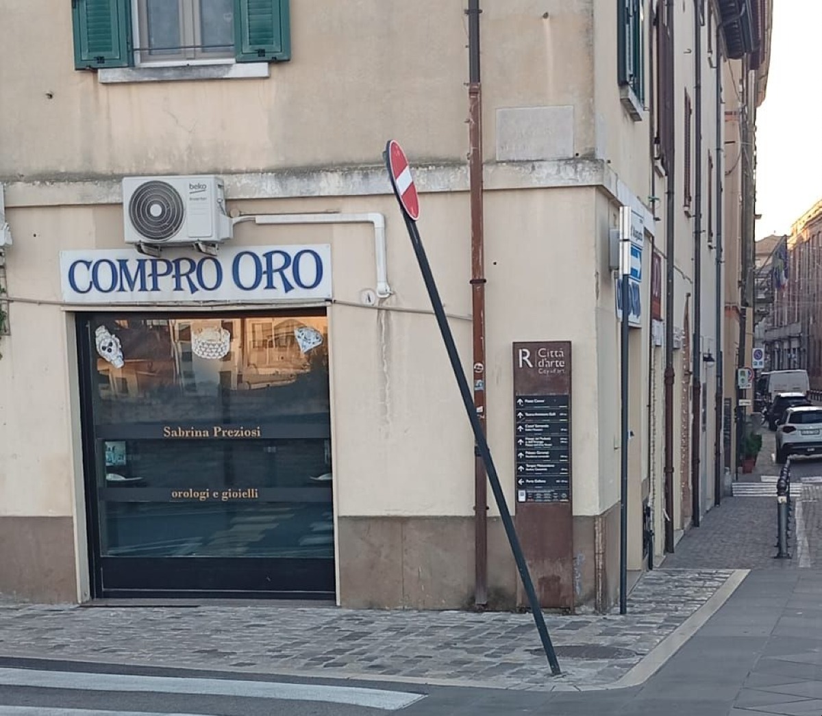 Rimini, palo della segnaletica pericolante all’incrocio tra Corso d’Augusto e via Bastioni Settentrionali - 