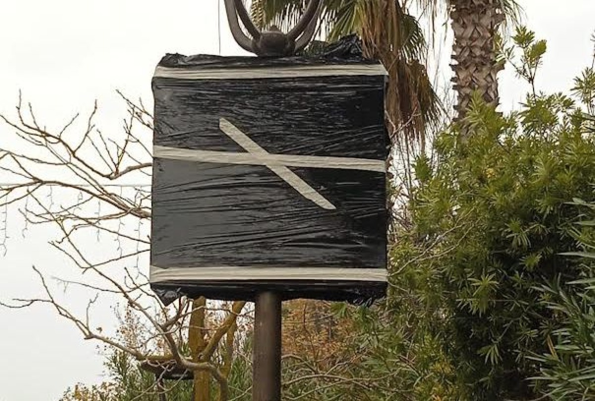 Cartelli coperti da sacchi dell’immondizia: FdI attacca la giunta Angelini - 