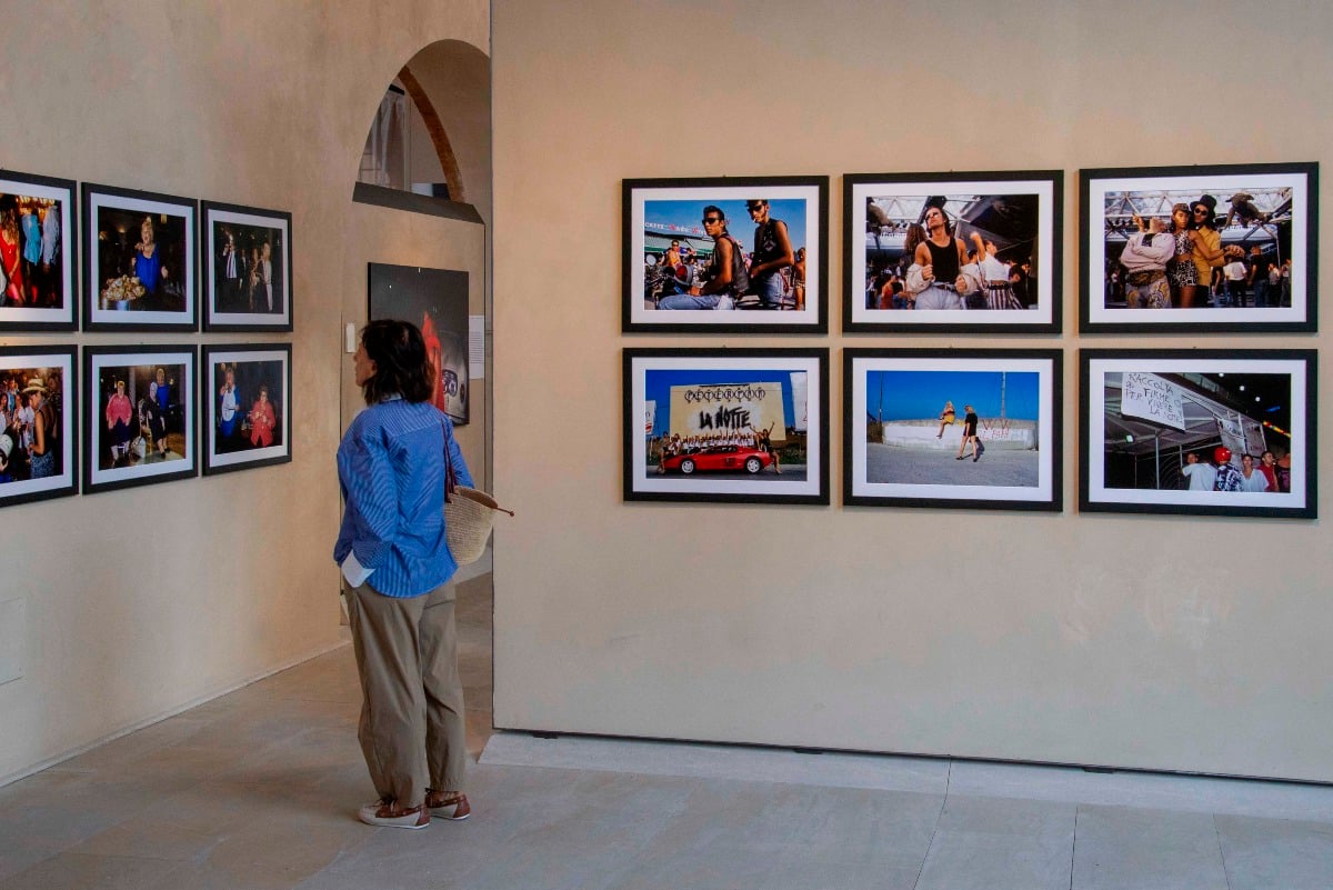 ‘Rimini Proibita’ prorogata fino al 6 gennaio 2026: viaggio nella Riviera degli anni ’80 e ’90 - 