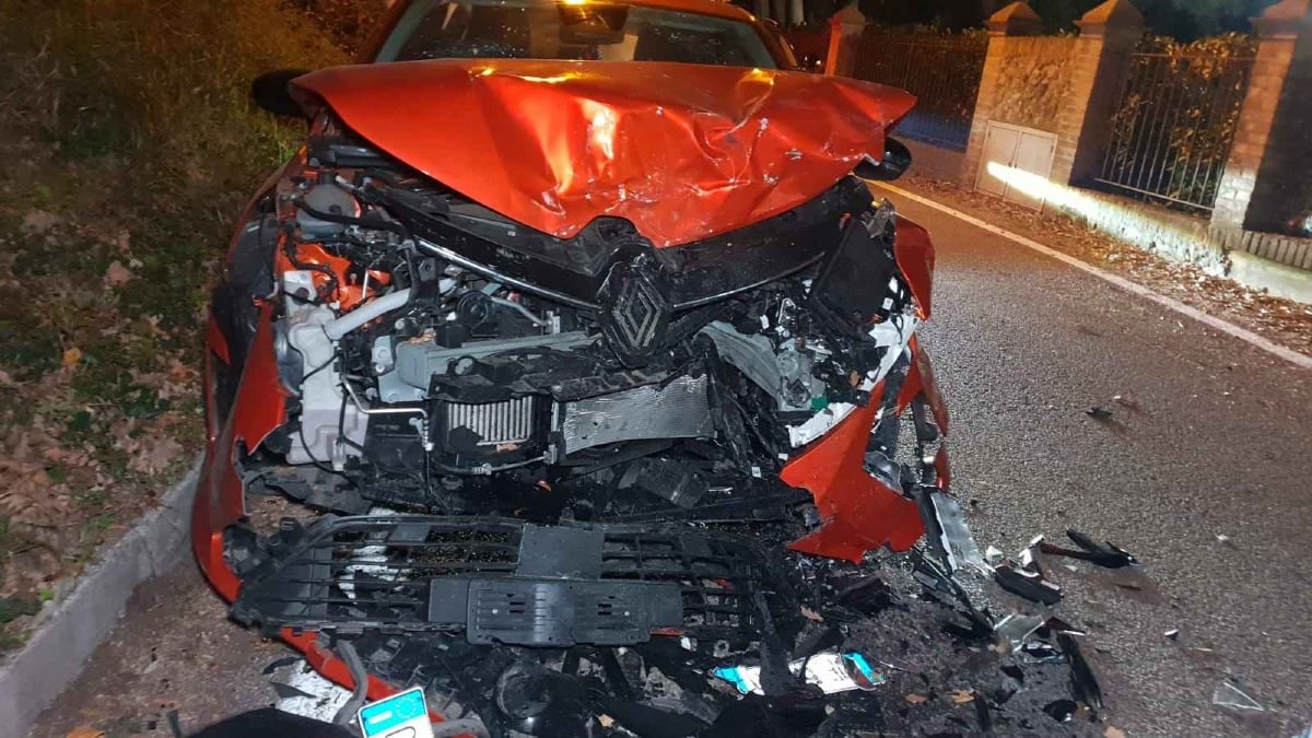 Violento frontale a Rimini in via Castellaccio: distrutte una Yaris e una Clio - www.altarimini.it RIPRODUZIONE RISERVATA