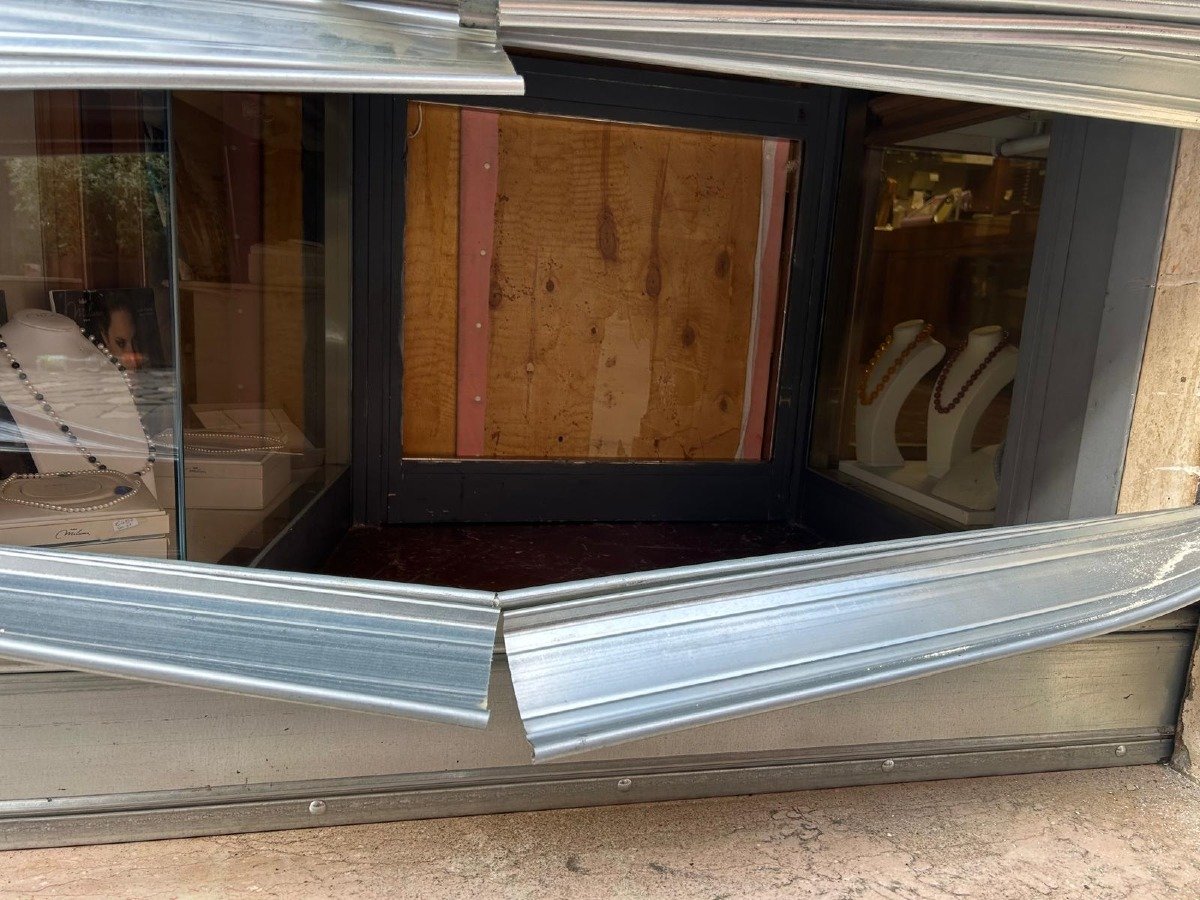 Santarcangelo: la gioielleria Pedrosi di nuovo sotto attacco. Il titolare si sveglia e lancia bottiglie sui malviventi - 