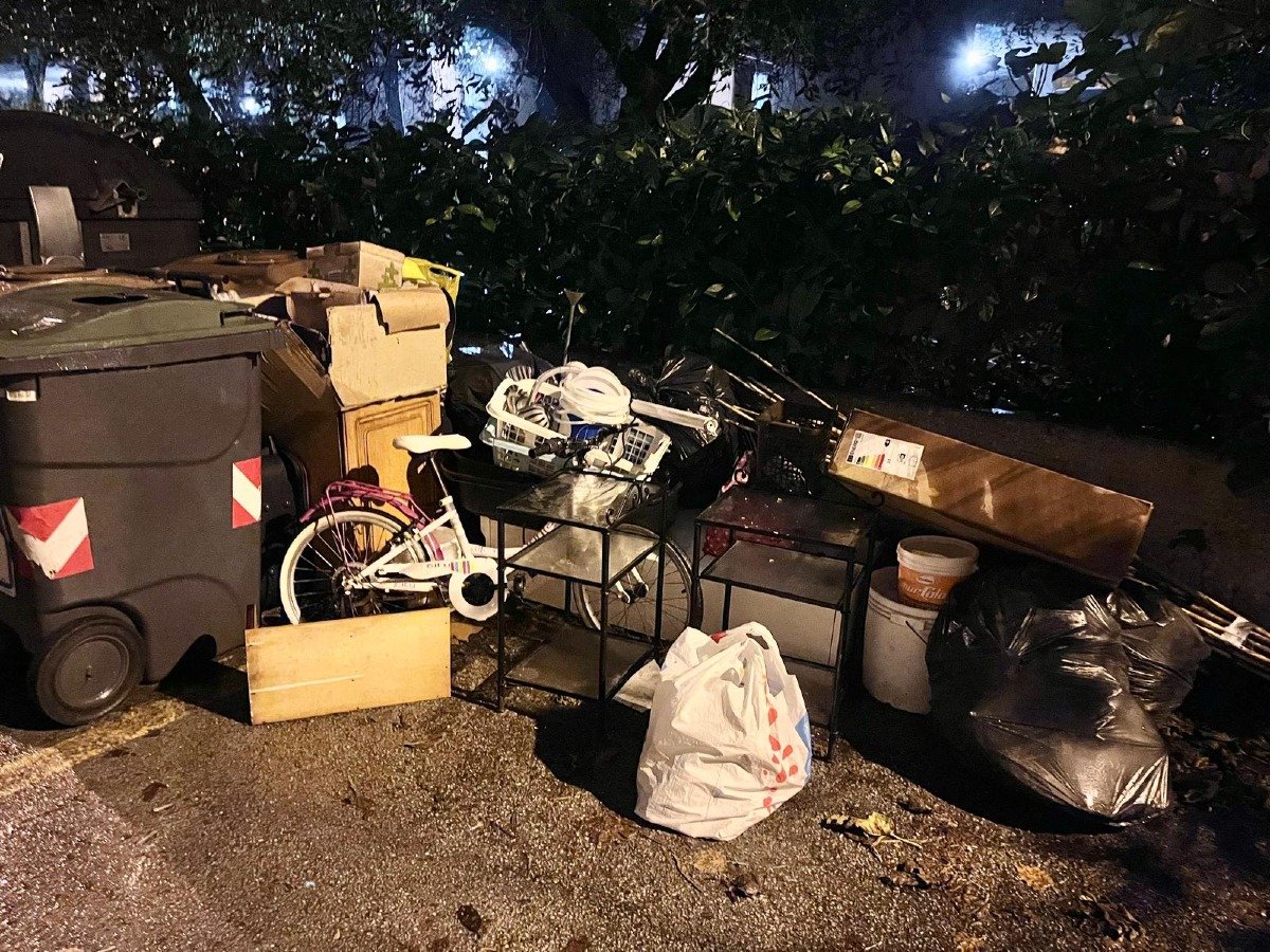 Rimini: via Ghetti 2 piena di rifiuti  - 