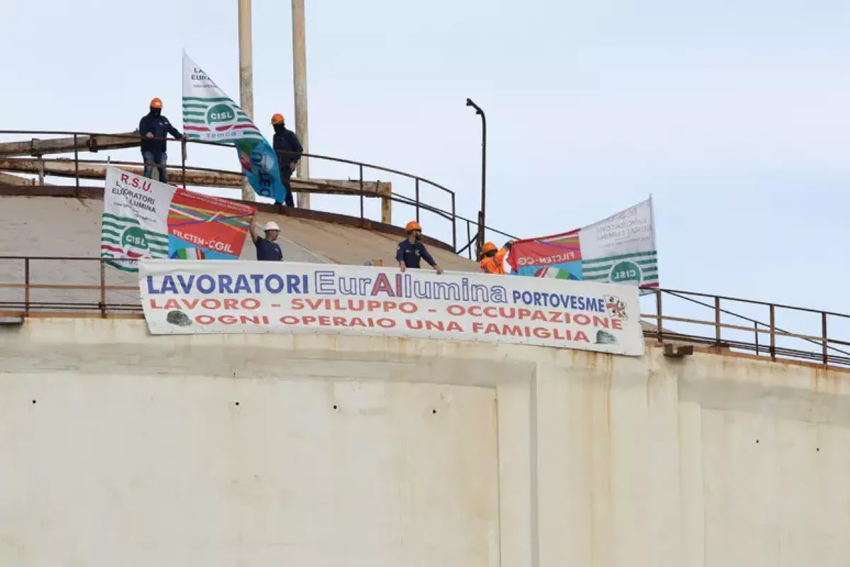Operai sul silo a 40 metri: “Il governo ci convochi” - © Ansa