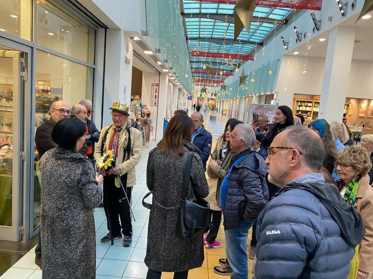 Mostra collettiva per Isal al “Malatesta”: arte e solidarietà contro il dolore cronico - L'inaugurazione della mostra di pittura collettiva 