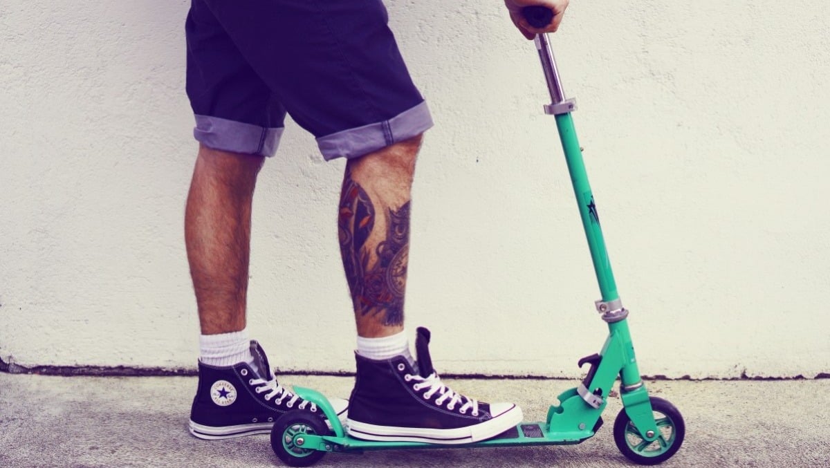 Movimenti "sospetti" in via Euterpe, fermato 18enne in monopattino: nello slip nascondeva la droga - Ragazzo in monopattino PH repertorio