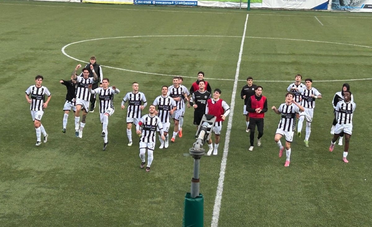 Calcio Eccellenza, Sampierana leader. Lo Russo: 'Mentalità, forza del gruppo e umiltà le nostre armi' - L'esultanza della Sampierana